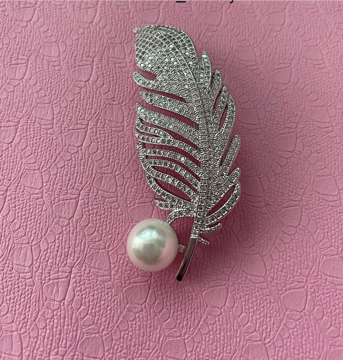 Leaf brooch